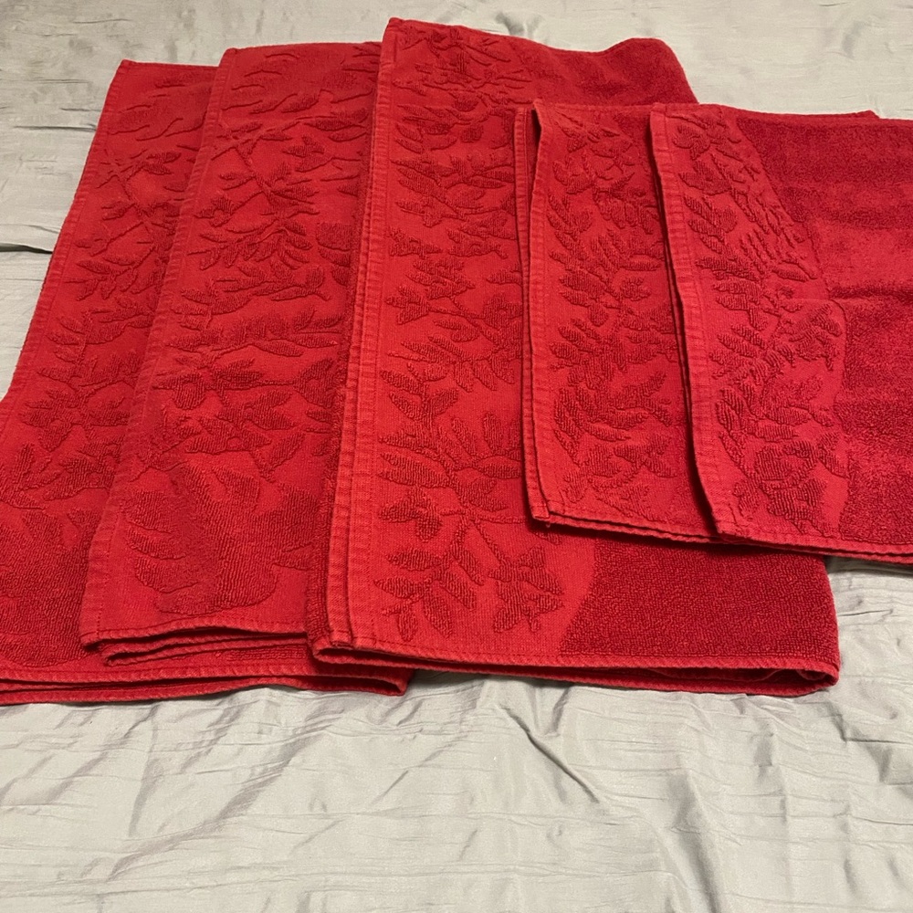 Red Floral Embossed Towel Set
(3) Bath and (2) Hand